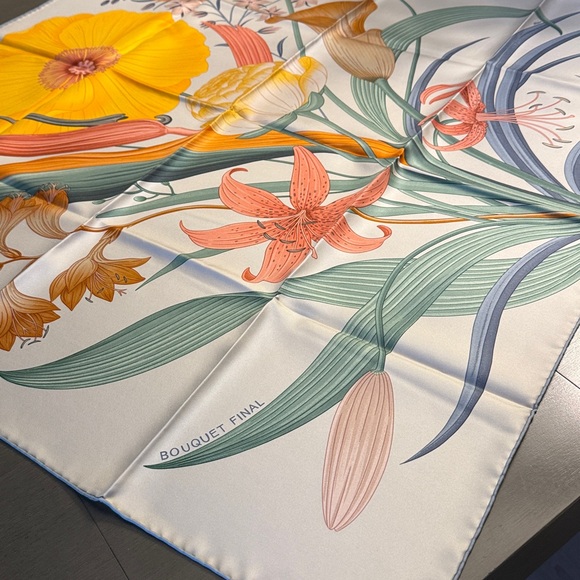HERMES BOUQUET FINAL SILK TWILL SCARF 90 Gris Cendre / Orange / Vert - Picture 3 of 10
